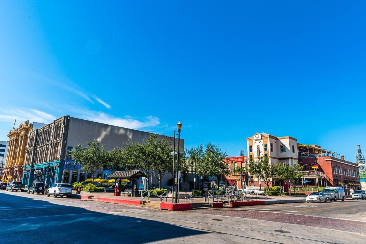 Blue Skies Ahead Quick Walk Into Town And Beach Galveston Exterior foto