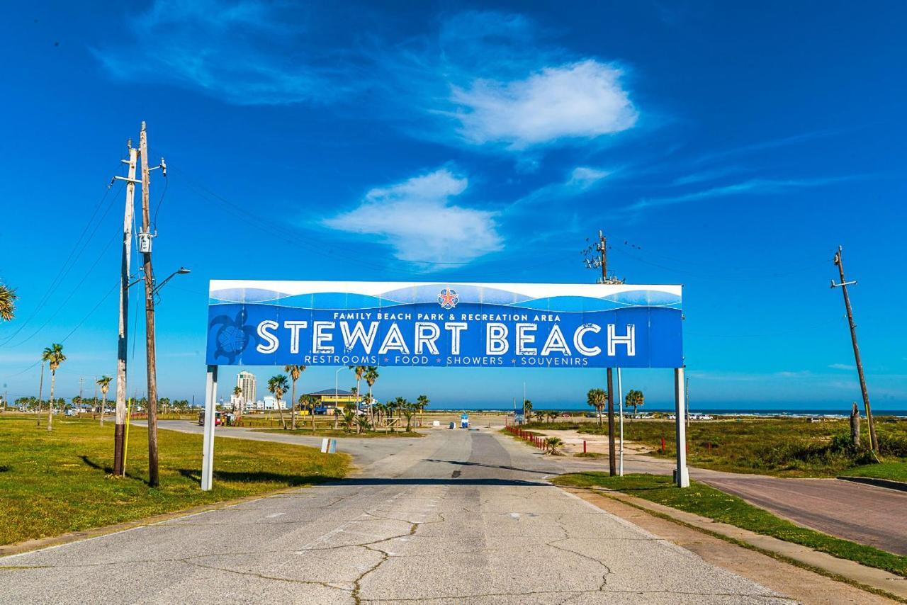 Blue Skies Ahead Quick Walk Into Town And Beach Galveston Exterior foto